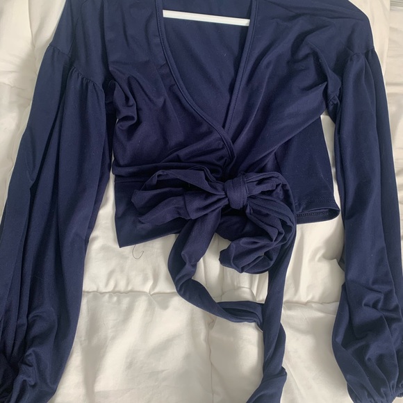 M wrap around cropped long sleeved shirt. - Picture 2 of 2